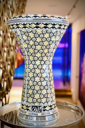 Gawharet EL Fan - Darbuka (Doumbek) Elfenbeinperle Stufen 8,75” x 17”