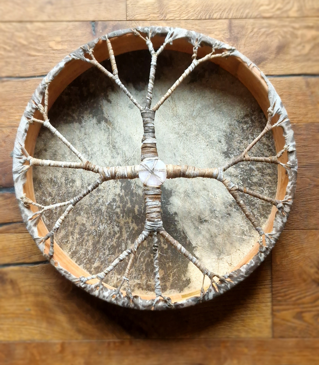 Schamanische Trommel aus massiver Esche 46 cm – Ziegenleder – mit Stein – Petrovic Drums