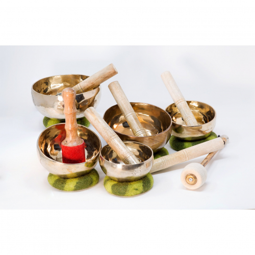 Vorteilhaftes Set von handgehämmerten tibetischen Klangschalen